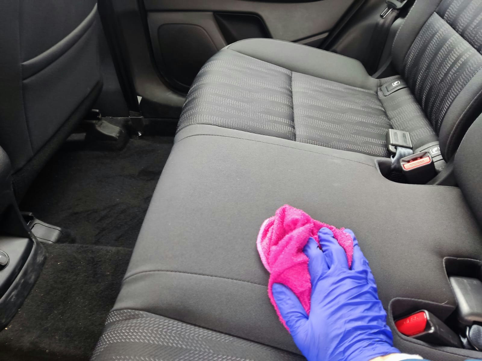Cómo limpiar los asientos y la tapicería del coche para dejarlos como nuevos